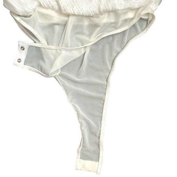 ASTR the LABEL Ivory Textured Short Sleeve Wrap V-Neck Thong Bodysuit Small - Picture 6 of 13